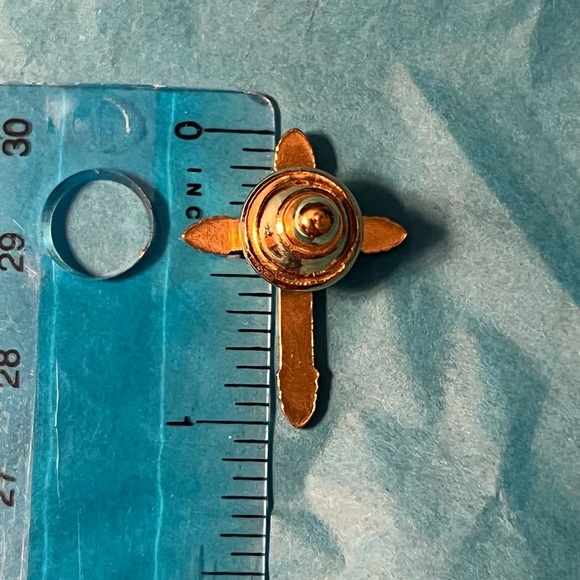 Vintage gold tone Jesus Cross Christian pin with rhinestone inlay - Picture 2 of 2